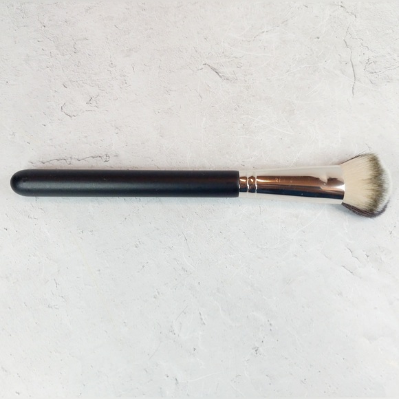 MAC 128 Split Fibre Cheek Brush - Picture 2 of 5